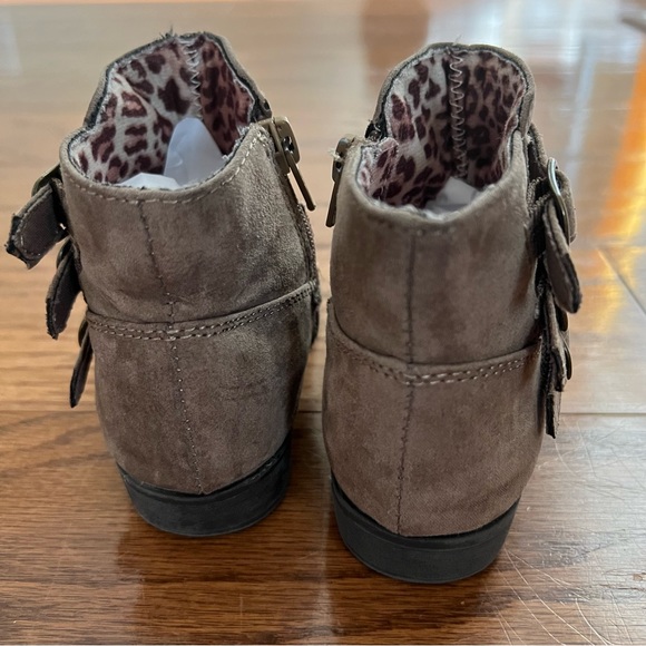 Girls size 3T Sweater Dress, Vest and Boot Style Bundle - Picture 13 of 13